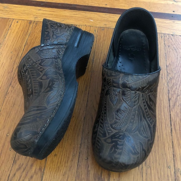 Dansko brown leather tooled clogs shoes 40 10 9.5 - Picture 2 of 8